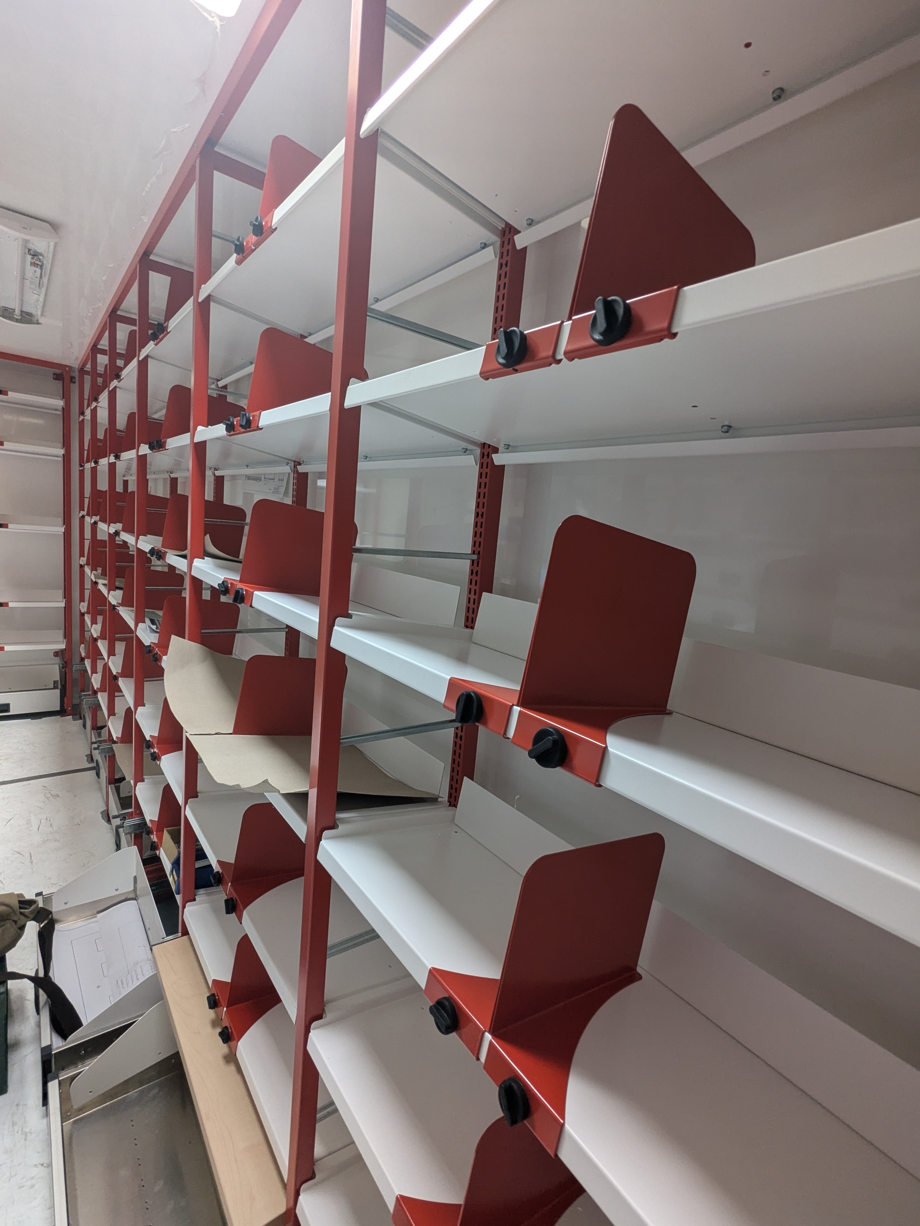 Medienregale in der Fahrbibliothek